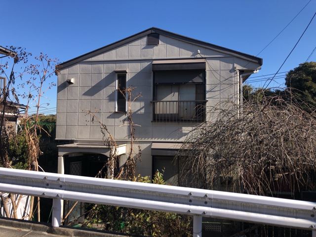 軽量鉄骨造2階建て解体工事(神奈川県横浜市栄区亀井町)前の様子です。
